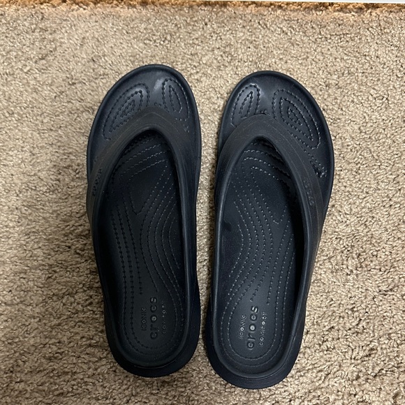CROCS Classic Black Sandals - Picture 2 of 3